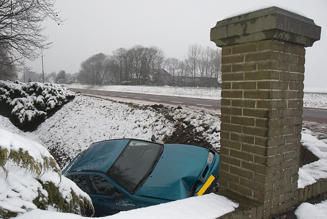 2010/23/20100124 006 Auto te water Hoofdweg.jpg